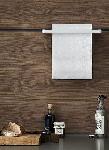 Eleganter Küchenrollenhalter eingehängt an Paneelwand